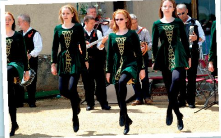 Reading: School project - Unit 4. Learning world - Tiếng Anh 6 - Friends plus 1 4